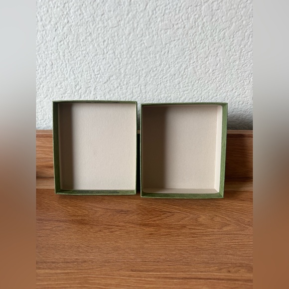 Gucci Embossed Green Gift Box - Picture 2 of 4